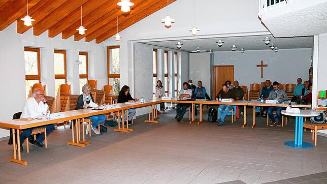 Im Kirchenraum der evangelischen Kirche tagt der Gemeinderat Unterkirnachs an diesem Dienstagabend. Die Gemeinderäte selbst halten den ...
