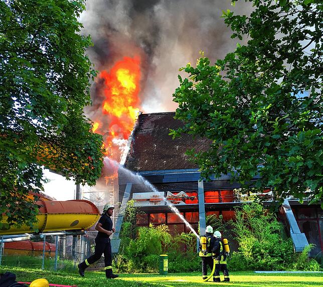 Bild 3: Vor fünf Jahren brannte das Schwaketenbad nieder. Diese Bilder werden viele Konstanzer niemals vergessen.
