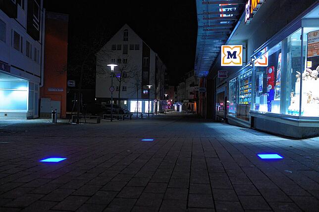 Sie müsste an diesem Abend nicht menschenleer sein, ist es aber doch: die Fußgängerzone in Friedrichshafen.