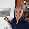 Aram Bani vor dem versteckten Eingang des Korbinian-Brodmann-Museums in Liggersdorf. Vielleicht wird eine neue Beschilderung das Museum ...