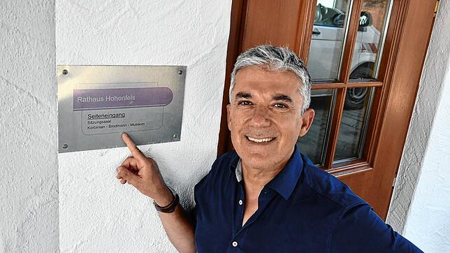 Aram Bani vor dem versteckten Eingang des Korbinian-Brodmann-Museums in Liggersdorf. Vielleicht wird eine neue Beschilderung das Museum ...