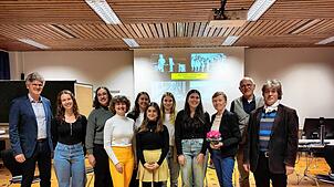Andreas Gut (von links), Anna Weiß, Natalie Werner, Lina Hölz, Leonie Schneider, Fatma Korkmaz, Elina Hund und Kim Gebert mit den ...