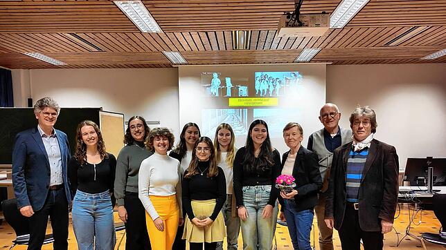 Andreas Gut (von links), Anna Weiß, Natalie Werner, Lina Hölz, Leonie Schneider, Fatma Korkmaz, Elina Hund und Kim Gebert mit den ...