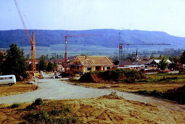 Ein Bild aus dem Jahr 1977 von der Ringstraße. Worblingen wuchs, neue Baugebiete wurden erschlossen.