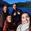 Jessica Vogt (links) am Sasamat Lake im kanadischen Belcarra Regional Park mit ihren internationalen Mitpraktikanten, den zwei ...