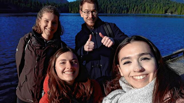 Jessica Vogt (links) am Sasamat Lake im kanadischen Belcarra Regional Park mit ihren internationalen Mitpraktikanten, den zwei ...