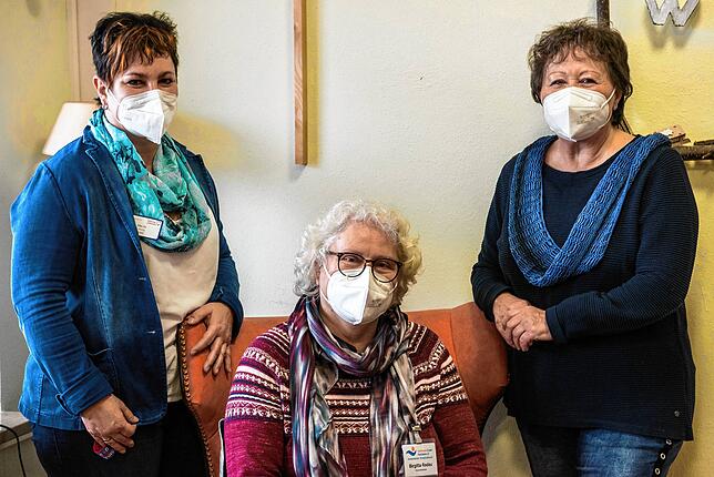 Leiterin Silke Uhl, Birgitta Radau, Koordinatorin, und die ehrenamtliche Helferin Gisela Blank berichten über ihre Arbeit im Hospiz.