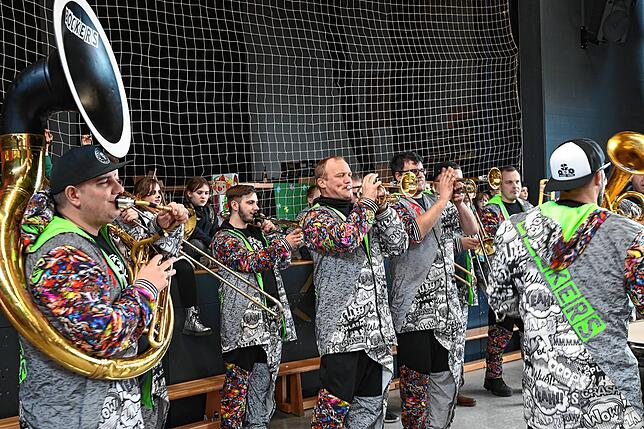 Die Gurtweiler Guggenmusik Bockers sorgte mit krachender Musik für das gruuslige Wecken am Schmutzigen Dunschdig und heizte mit ihren ...