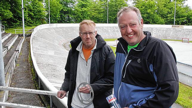 Rainer Maier und Bernd Fidelak-Jägg (von rechts) von der Radrennsport Interessen Gemeinschaft Singen sind auf das Internationale ...