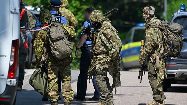 Mehrere Stunden verschanzt sich ein Mann in seiner Wohnung, bis die Polizei die Lage unblutig beenden kann.