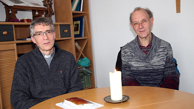 Pfarrer Karlheinz Brandl (links) und der Pfrargemeinderatsvorsitzende Ekkehard Faller