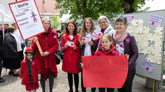 Gertrud Bernauer-Eckert, Ulrika Schirmaier und Karin Höhl (rechts hinten) sind die Organisatorinnen des Kirchenstreiks in der ...