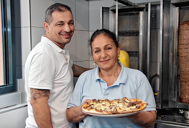Unser Bild zeigt Imbiss-Ecke-Inhaber Deniz Sahin mit seiner Mutter.