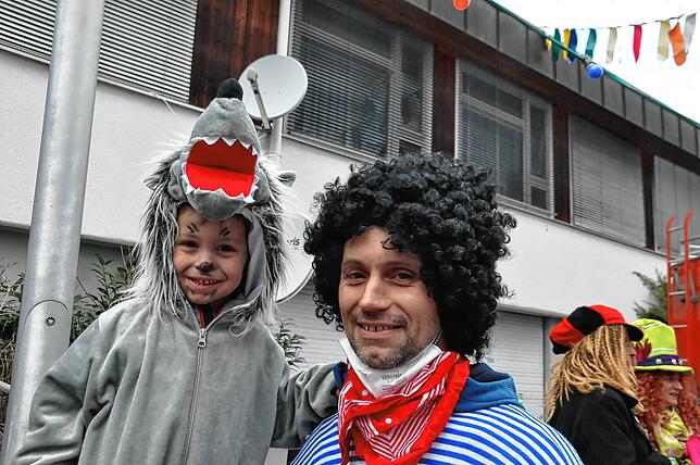 Trotz seiner gefährlich anmutenden Maske macht der kleine Narr einen äußerst friedlichen und fröhlichen Eindruck.