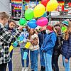 Als ein Zeichen gegen den Krieg in der Ukraine ließen Schülerinnen und Schüler am Gymnasium Überlingen Luftballons mit Friedenswünschen ...