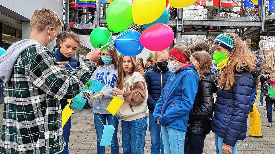 Als ein Zeichen gegen den Krieg in der Ukraine ließen Schülerinnen und Schüler am Gymnasium Überlingen Luftballons mit Friedenswünschen ...