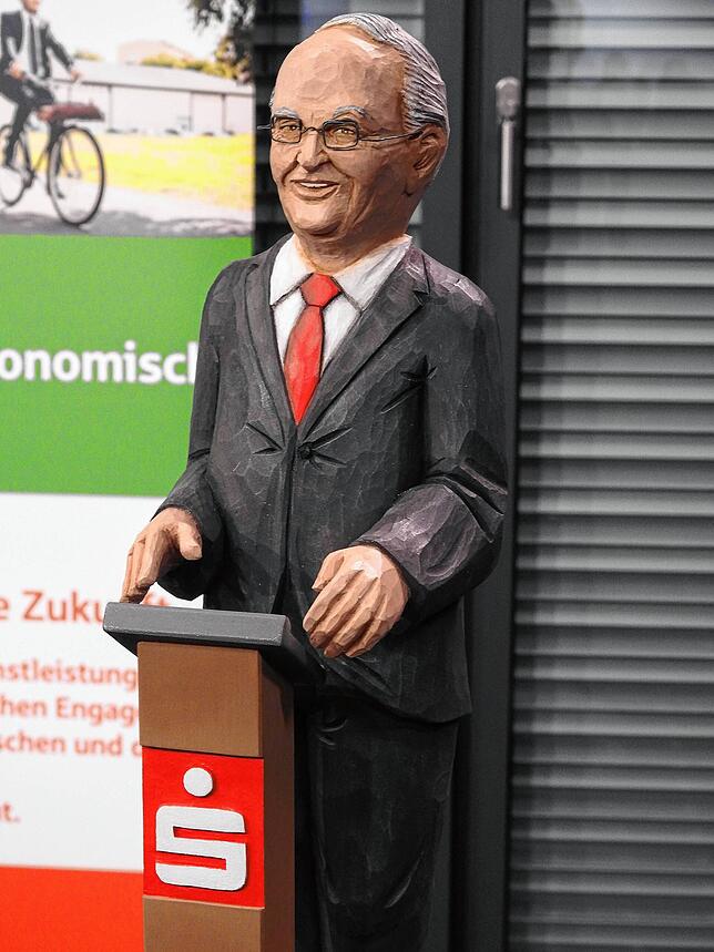 Heinz Rombach gibt es übrigens auch als Kunstwerk: Dieses vom Grafenhausener Künstler Simon Stiegeler geschaffene Abbild erhielt der ...