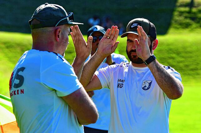 Trainer Klaus Gallmann, der hier beim 8:1-Sieg des FC Erzingen gegen den FC Tiengen 08 seinen Co-Trainer Michael Jauch (links) ...