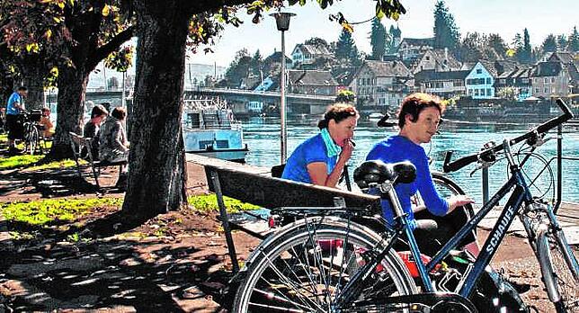 An der einladenden Uferpromenade in Stein am Rhein, wo der Bodensee wieder zum Rhein wird, kann man die Höri-Rundtour mit einem ...