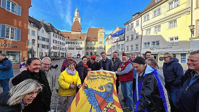 Beim Auspacken der Sipplinger Narrenfahne auf der Hofstatt.
