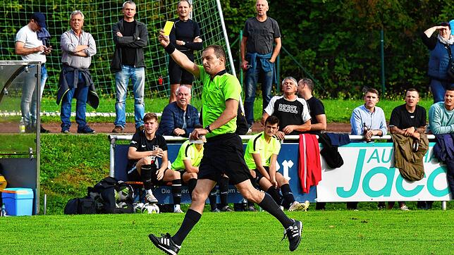 Er kann es schon länger: Aber wer sich wie Kai Brunner aus Huttingen in den Fußballregeln auskennen möchte, der kann sich künftig online ...