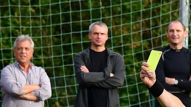 Kai Brunner zeigt die Gelbe Karte