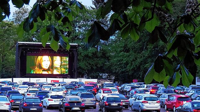Beim Autokino des VfB Waldshut blicken die Zuschauer auf eine 45 QM-LED-Wand. Das Autokino wurde jetzt bis einschließlich Sonntag, 17. ...