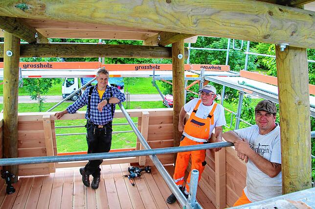 Sie genießen nicht die Aussicht, sondern haben den Turm gebaut (von links): Zimmerer Robert Weisser und Reinhold Mantel und Martin ...