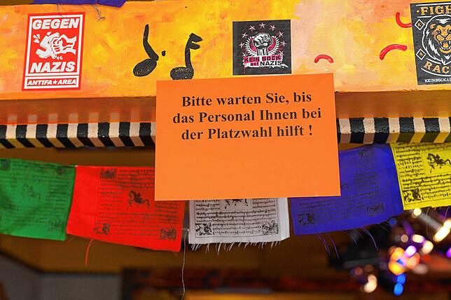 Bild 4: Masken und Registrierung werden zur Routine: Blick auf das Häfler Nachtleben in Corona-Zeiten