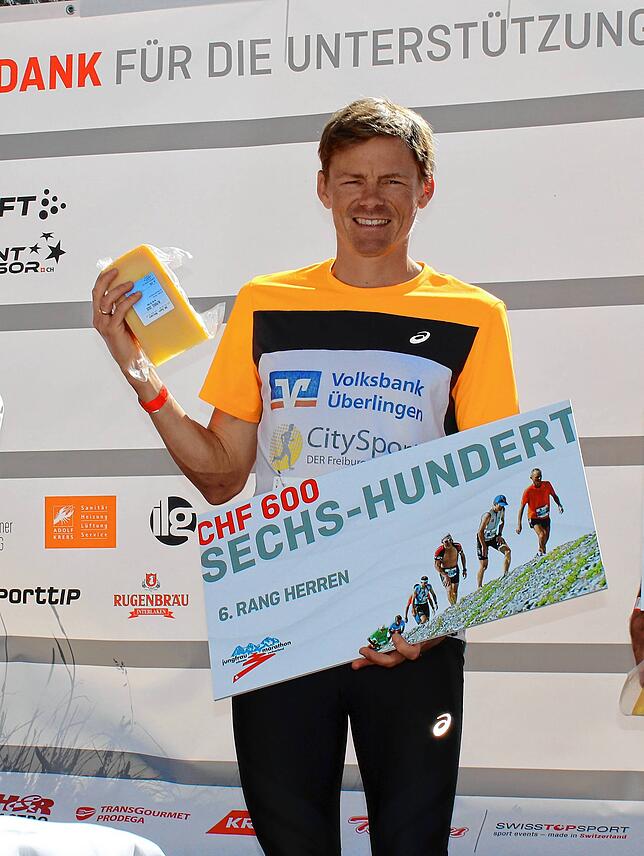 Benedikt Hoffmann bei der Siegerehrung als Sechster des Jungfrau-Marathons unter dem Eiger und seinem Gletscher.