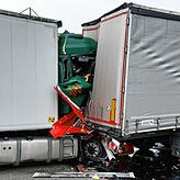 Der Fahrer des Sattelschleppers wurde durch die Feuerwehr befreit. An den Fahrzeugen entstand ein Schaden von insgesamt 150.000 Euro.