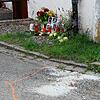 Bilder und Blumen stehen am Tatort in Bonndorf-Ebnet