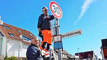 Manfred Riedle (oben) und Raro Onofrio von den Technischen Betrieben Konstanz bringen am Montag, 11. März, in der Kindlebildstraße in ...