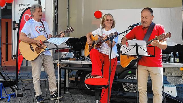 Für Musik beim rot-weißen Frühstück sorgte die Geschäftsführerin des Awo-Kreisverbands, Regina Brütsch selbst. Mit ihr an den Gitarren ...