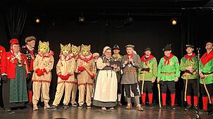Die Arlener Narrengruppen mit Susanne Kalopek und Uli Kaltenbrunner bei der Begrüßung. Bild: Dagmar Wenzler-Beger