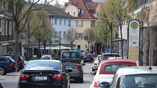 Wie kann es gelingen, die Karlstraße attraktiver zu gestalten, um Touristen von der Quelle weiter in die Innenstadt zu locken? Bilder: ...