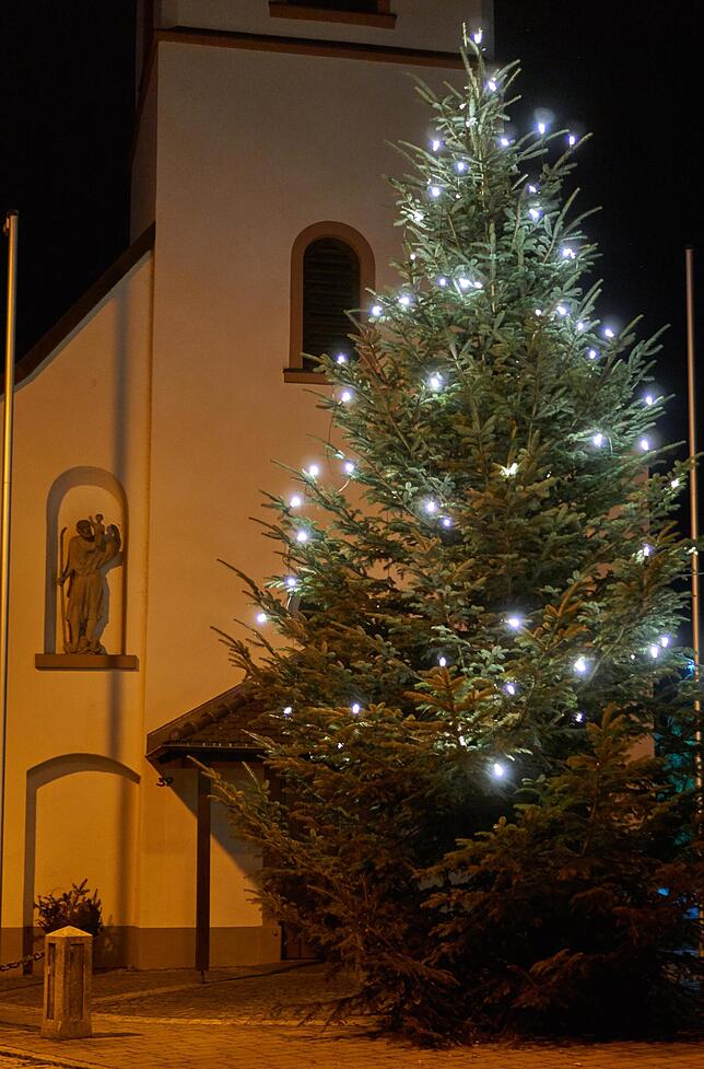 Gerecht verteilt: Auch abseits der Innenstädte wird in den Ortsteilen dekoriert. In Wallbach verschönert dieser Baum die Kirche St. ...