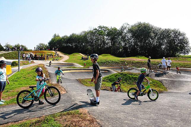 Drei Anlagen in einer: Der Salemer Skatepark umfasst eine Skateanlage, eine Dirtbike- und eine Pumptrackstrecke.