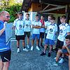 Was mit ihrer Spende passiert, die die jungen Fußballer des SC Markdorf durch Training gesammelt haben, erklärt Trainer Oliver Deimling ...