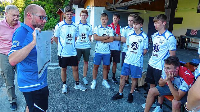 Was mit ihrer Spende passiert, die die jungen Fußballer des SC Markdorf durch Training gesammelt haben, erklärt Trainer Oliver Deimling ...
