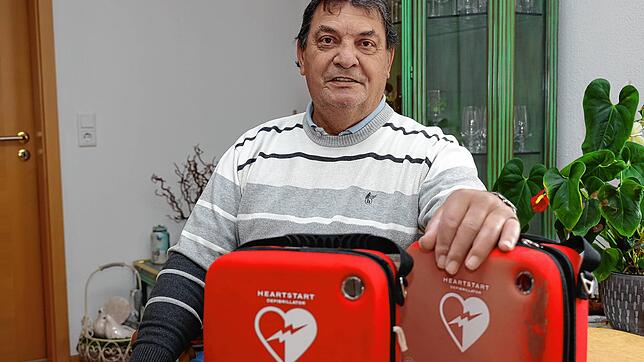 Bewahrt die gewarteten Defibrillatoren bis auf weiteres bei sich zu Hause auf: Lothar Rapp, eines der Mitglieder der Bürgerstiftung ...