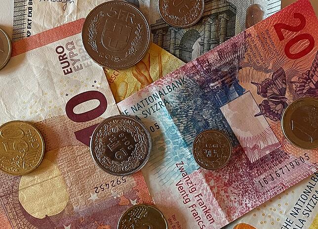 Schweizer Franken und Euros – mittlerweile fast gleich viel wert.