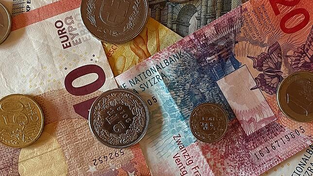 Schweizer Franken und Euros – mittlerweile fast gleich viel wert.