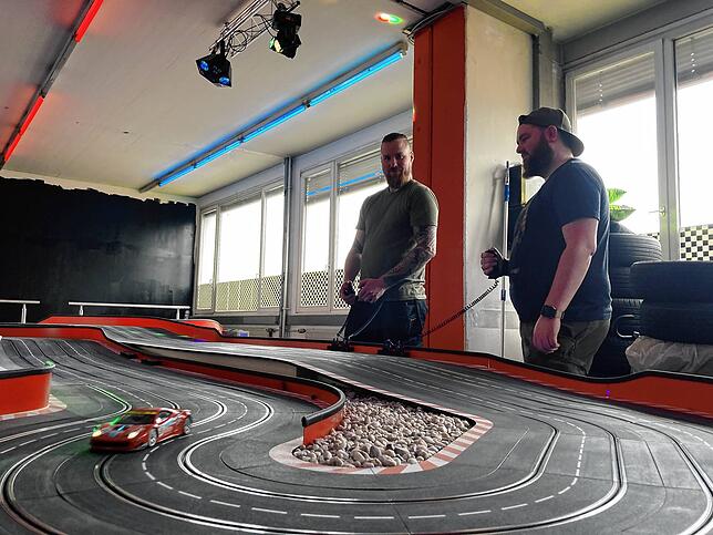 Rainer Schobries (links) und Sebastian Jäckle drehen im Match Area in Villingen zur Entspannung eine Runde mit den Carrera-Autos.