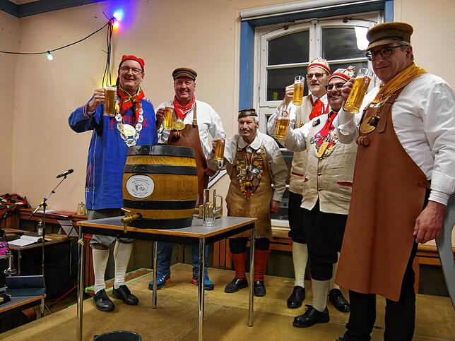 Der Fassanstich ist gelungen: (von links) Stephan Glunk, Christian Schopper, Walter Benz, Christoph Graf, John Weber und Stefan Huber.