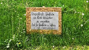 Seinen Unmut über die Wiesen-Optik in den Ringanlagen hat ein Villinger Bürger hier in witziger Weise auf einem Schild dargelegt: ...