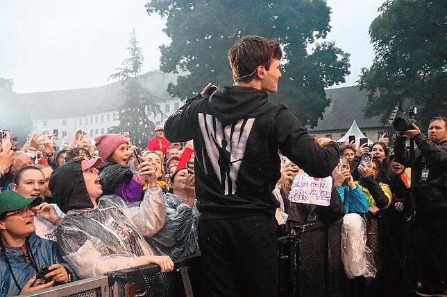 Bild 4: Wincent Weiss singt vor 4500 Besuchern im Regen
