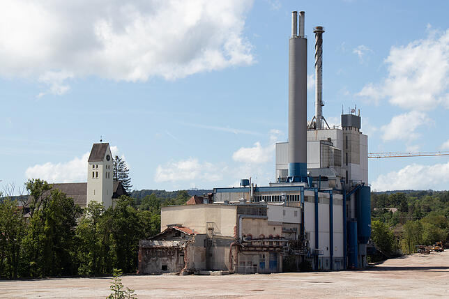 Nur das Kraftwerksgebäude der Papierfabrik ist noch intakt.