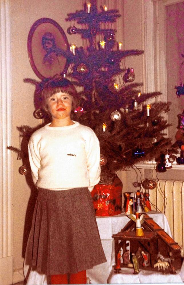 Constanze Wyneken als Kind mit einem Weihnachtsbaum.