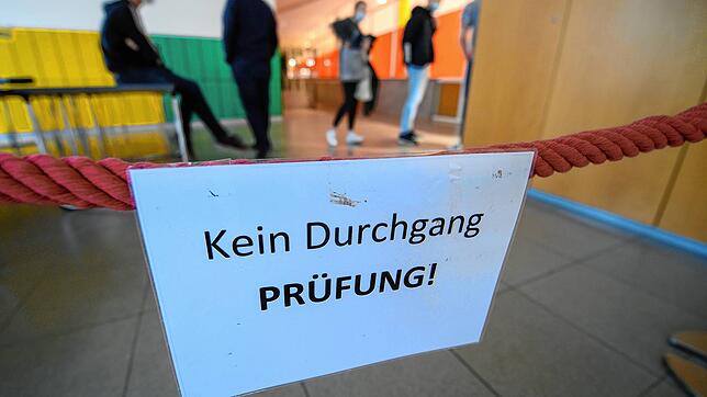 In anderen Bundesländern haben die Abschlussprüfungen bereits begonnen. In Baden-Württemberg startet das Abitur am Dienstag.